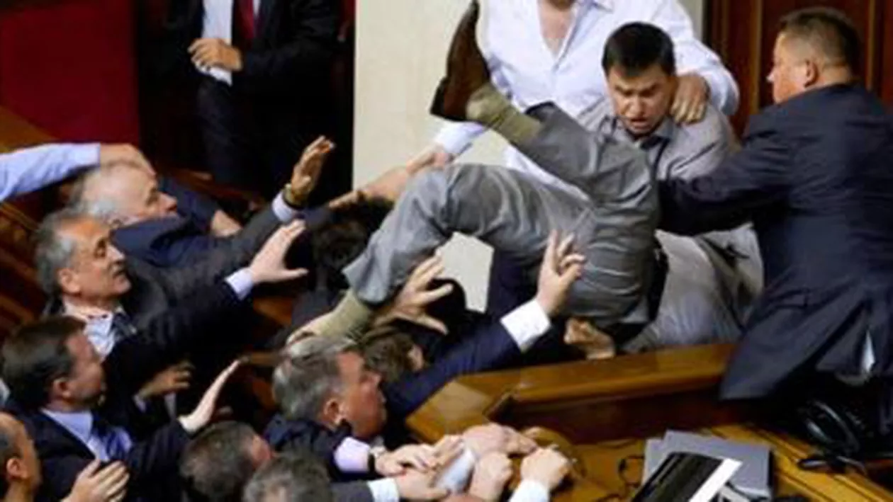 Dispută violentă în Parlamentul ucrainean: Doi deputați au fost răniți