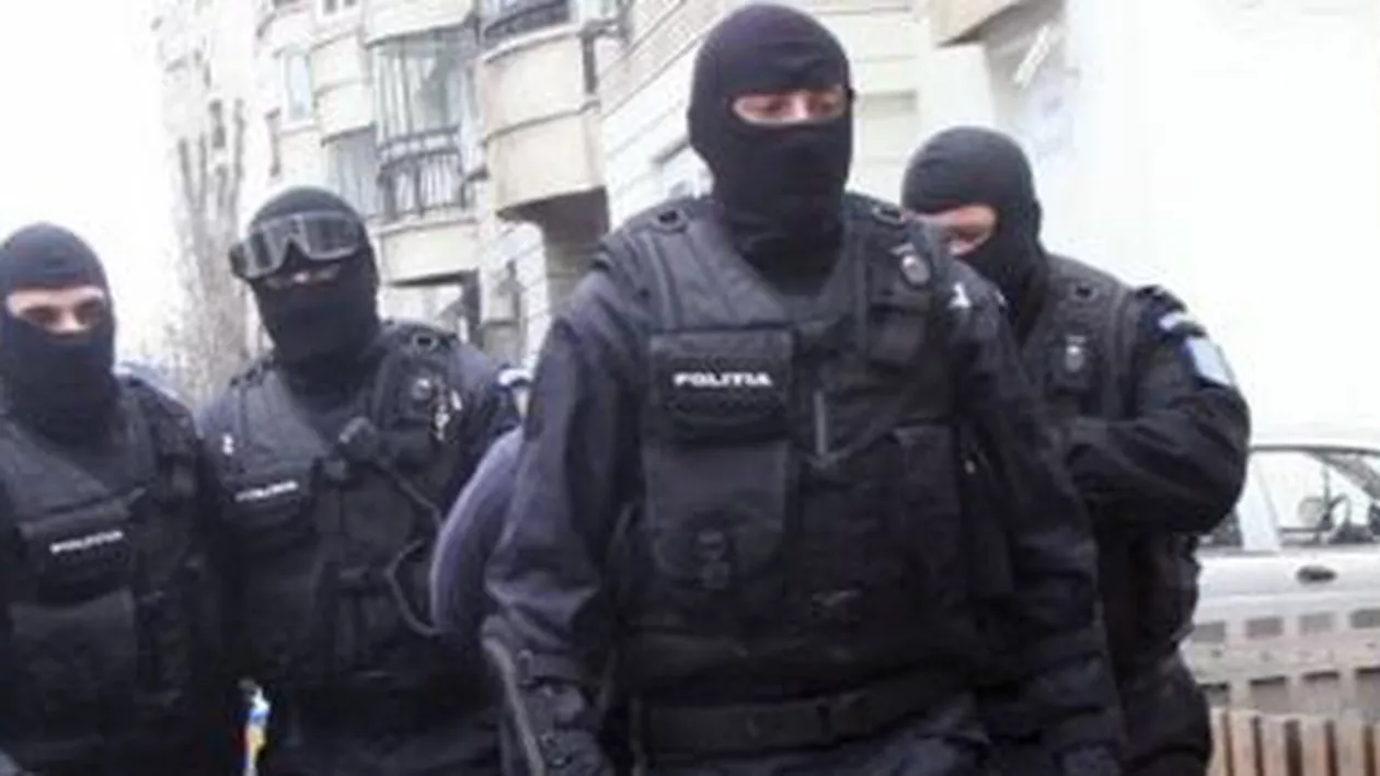 Dosarul cardurilor falsificate: 11 persoane au fost reținute