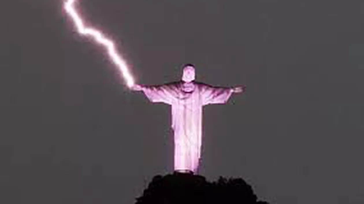 Statuia lui Iisus din Rio de Janeiro, afectată după ce a fost lovită de un fulger