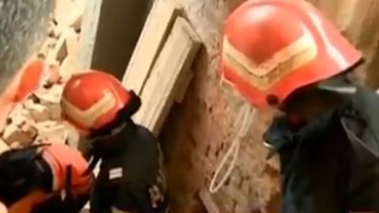 Un zid s-a prăbușit peste două femei în Dolj: Una dintre ele a murit