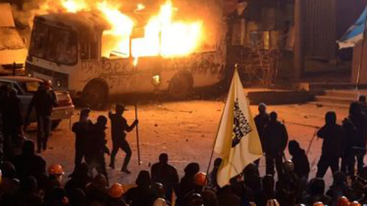 Ucraina: Forțele de ordine au adus un vehicul blindat la confruntările cu protestatarii