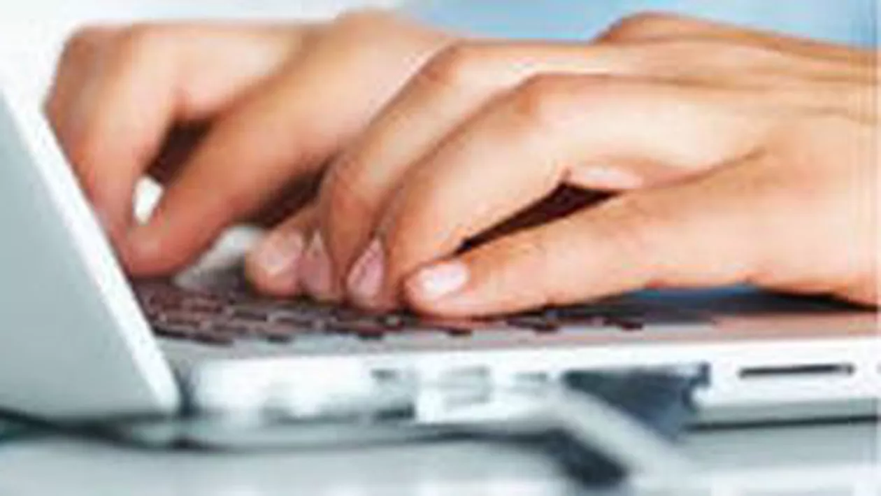 Hackerul ”Guccifer”, acuzat că a spart conturile de mail ale mai multor vedete, dar și pe cel al șefului SRI, a fost arestat preventiv