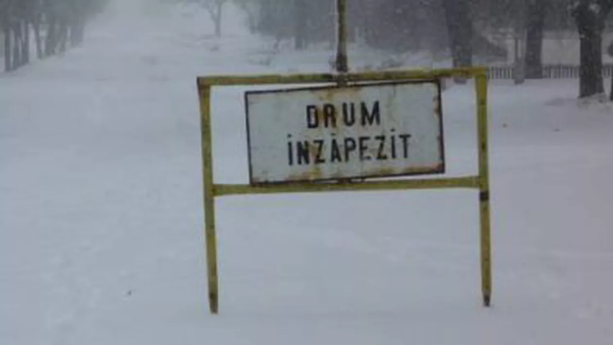 Mai multe drumuri, închise din cauza viscolului. Pe A1, A2 și A3 se circulă cu dificultate