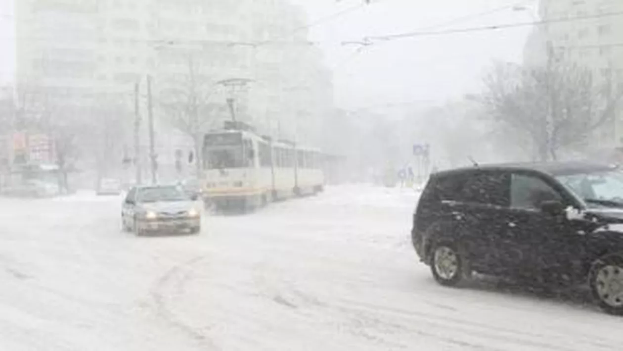 București: Zeci de tramvaie, blocate pe linia 41 din cauza zăpezii, la Piața Presei Libere