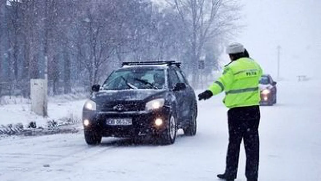 Ialomița: Trei drumuri naționale, nouă județene și două comunale au fost închise din cauza viscolului