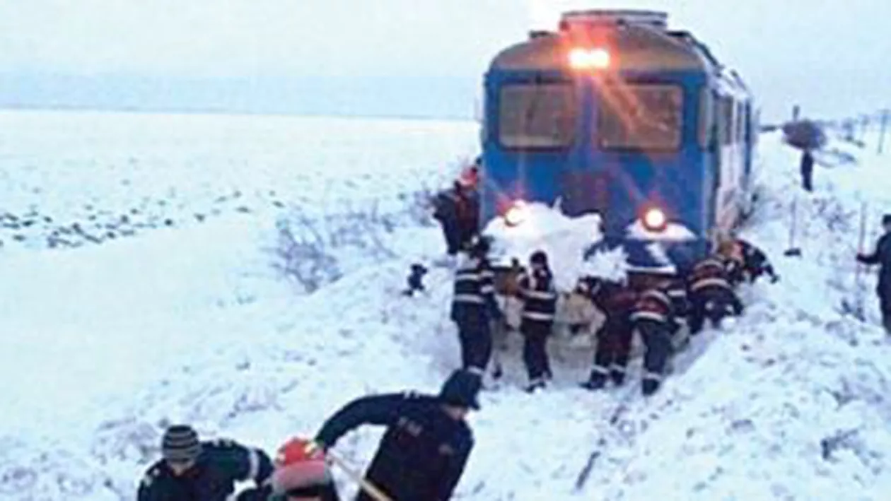 Tren de persoane al unui operator privat, înzăpezit în județul Argeș