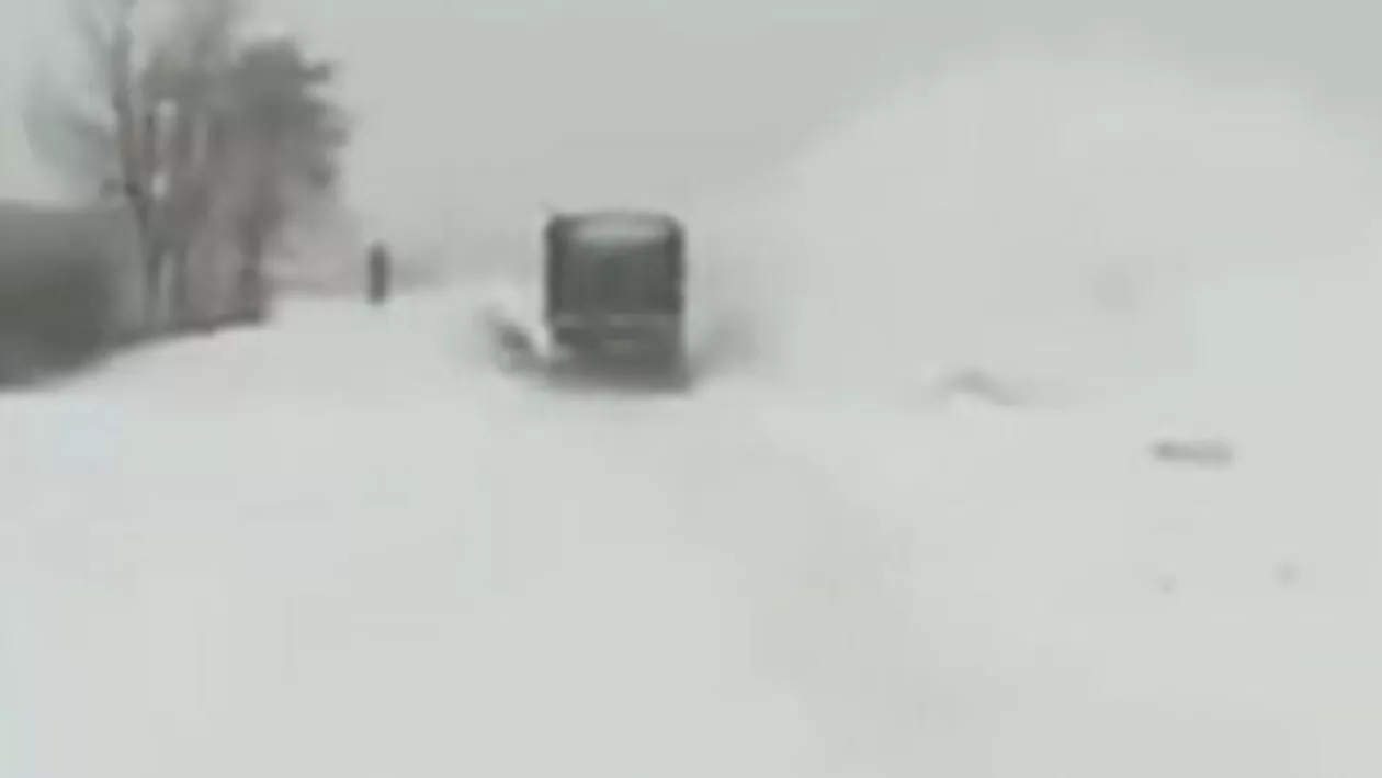 MAI: 72 localități, fără curent electric, 41 persoane sunt blocate în zăpadă