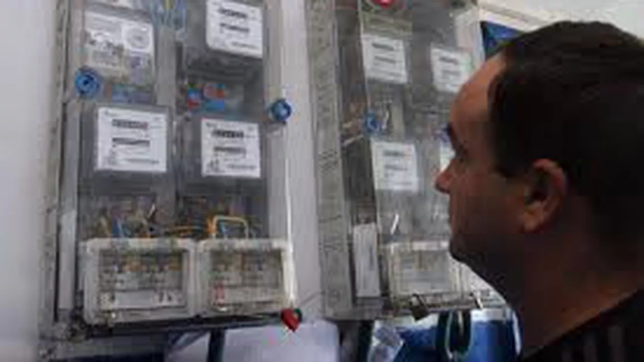 Electrica: 2.355 de consumatori din trei judeţe sunt în continuare nealimentaţi cu energie electrică