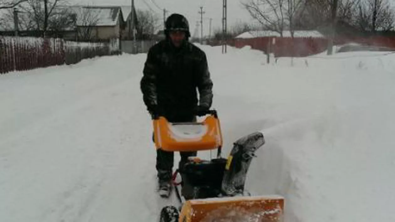 Un gospodar din Focșani și-a deszăpezit singur strada după ce a fost ignorat de Primărie