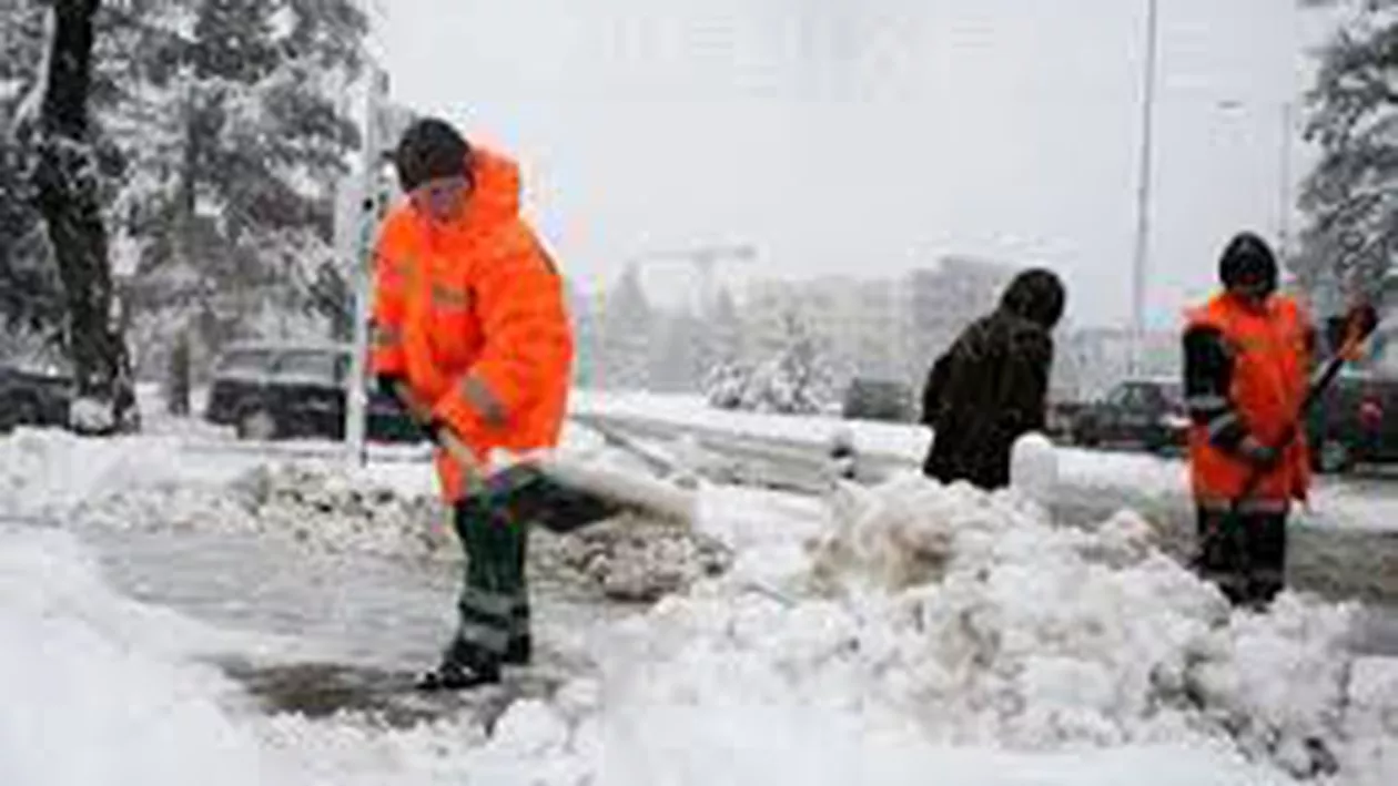 Marea deszăpezire în București: Oamenii merg să curețe străzile cu lopețile pentru a atrage atenția Primăriei