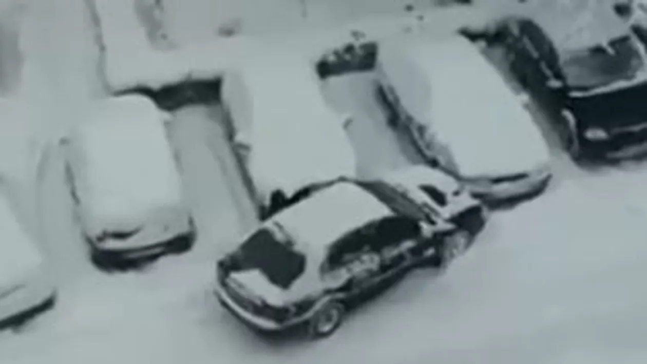 Decizie neinspirată: Un șofer și-a împins mașina spre accident în timp ce încerca să o scoată din zăpadă