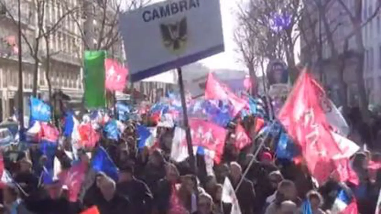 Protest la Paris, împotriva căsătoriilor gay: Mii de persoane au scandal împotriva președintelui francez