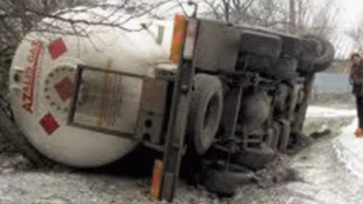 Sibiu: O cisternă încărcată cu opt tone de motorină s-a răsturnat în municipiu