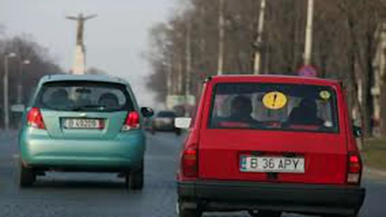 Schimbări în Codul Rutier: Şoferii începători ar putea fi obligaţi să aibă însoţitor la deplasările pe timp de noapte