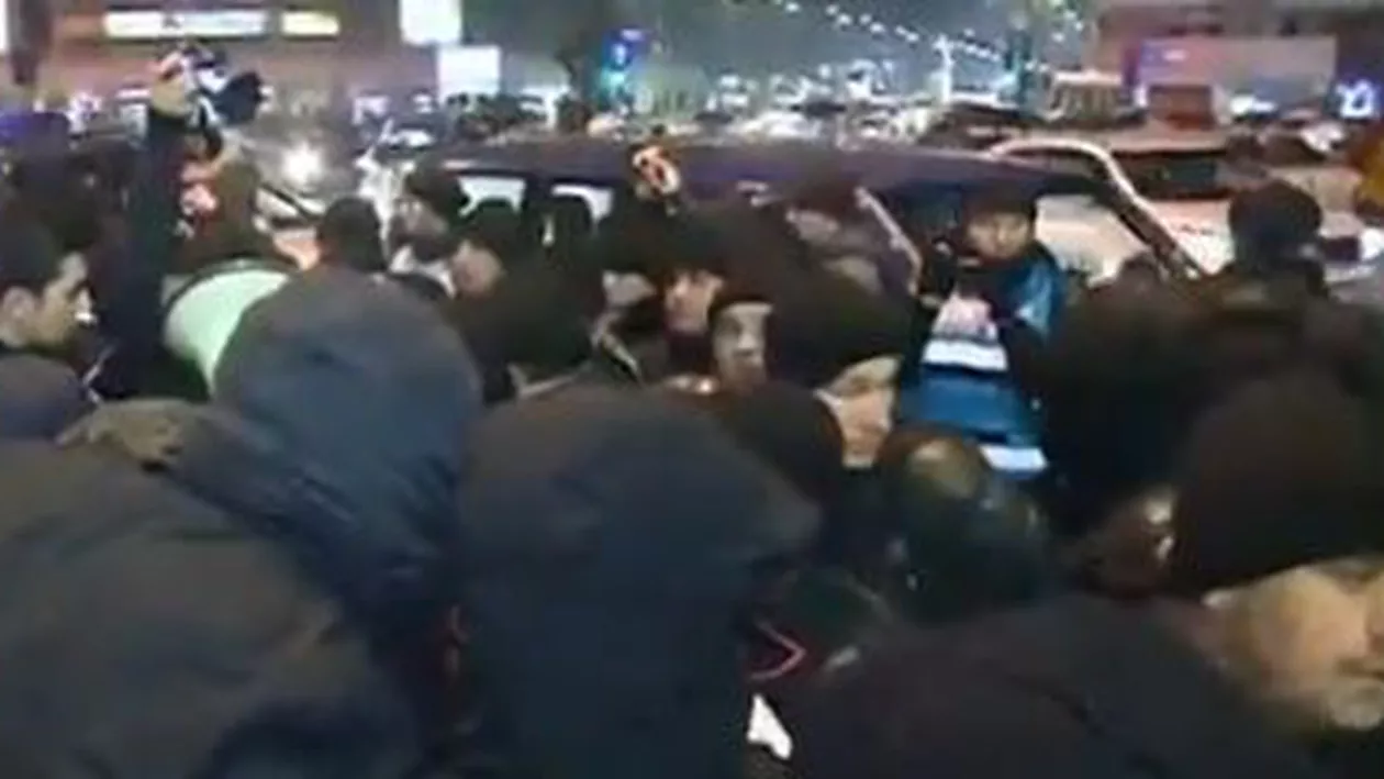 Proteste reluate în centrul Capitalei: Oamenii, nemulțumiți de proiectul Roșia Montană, exploatarea gazelor de șist, dar și de noul Cod penal (VIDEO)