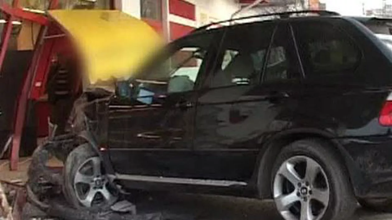 Buzău: Doi tineri au murit după ce maşina în care se aflau a lovit vitrina unui magazin