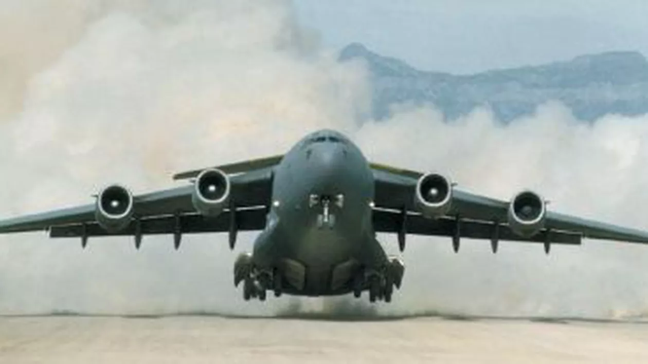 Un avion militar de tip C17 a aterizat de urgență la Constanța, după ce s-a depresurizat în timpul zborului
