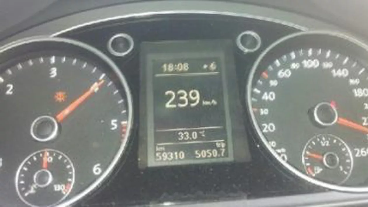 Un tânăr din Satu Mare a fost prins circulând cu 226 km pe oră pe Autostrada Transilvania