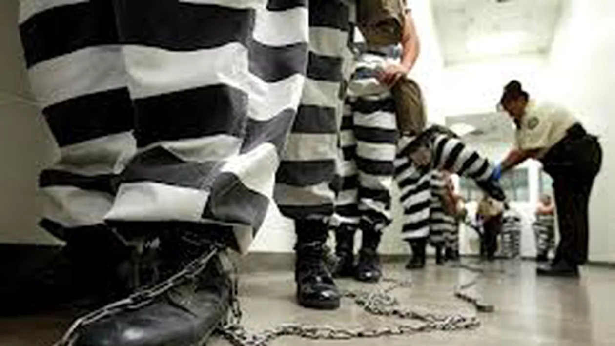 Un deținut de la Penitenciarul Focșani și-a înfipt un cui în cap și a înghițit o lingură