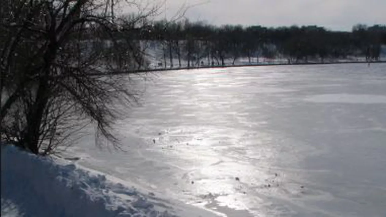 Trei persoane au fost salvate de la înec de pe lacul Snagov, după ce s-au aventurat pe gheața de pe lac