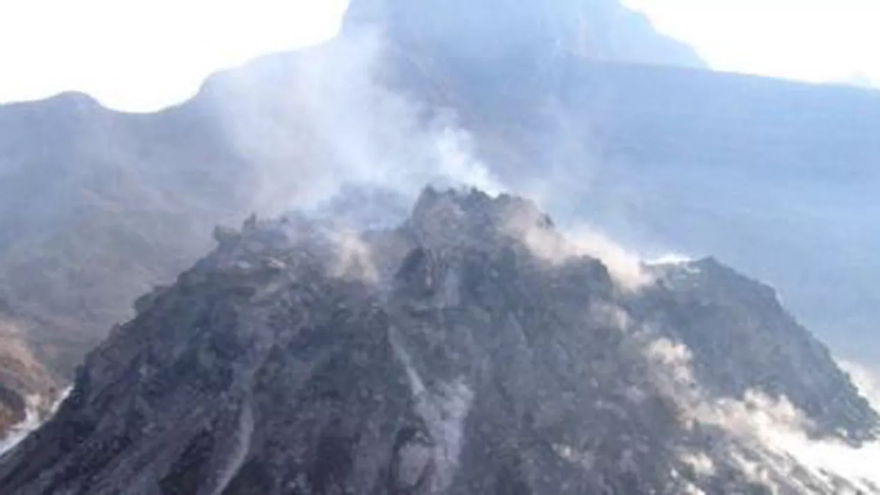 Indonezia: Doi morţi şi 200.000 de persoane evacuate din cauza erupţiei vulcanului Kelud