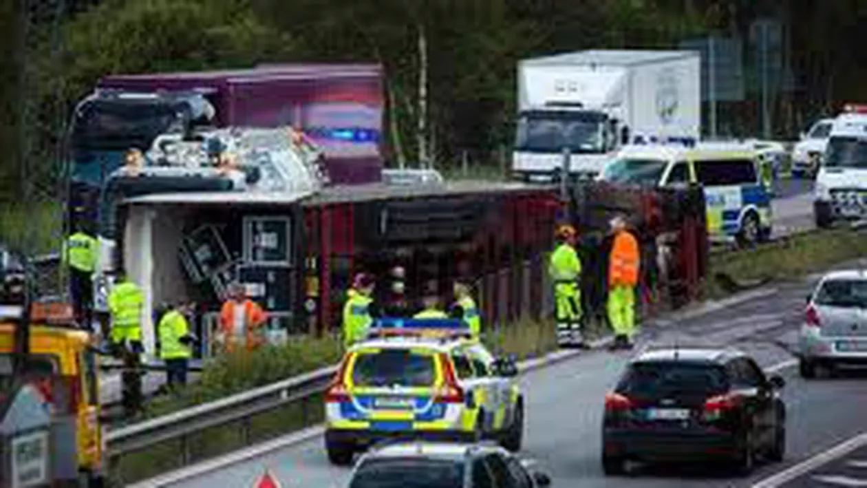 Suedia: Un autocar cu români evacuați dintr-o tabără din Stockholm a fost implicat într-un accident