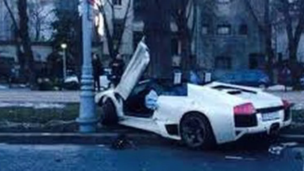Un Lamborghini s-a izbit de un stâlp în apropiere de statuia Aviatorilor din Capitală