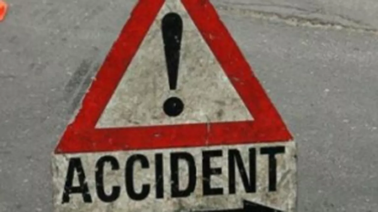 Trafic blocat pe DN 7: Două persoane au fost rănite după ce un autoturism a lovit un microbuz