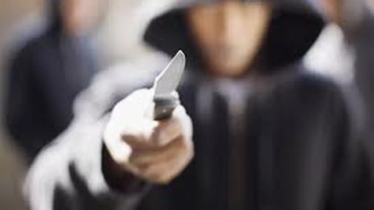 Bucureşti: Agenţi de pază, ameninţaţi cu cuţitul de doi bărbaţi prinşi la furat într-un mall