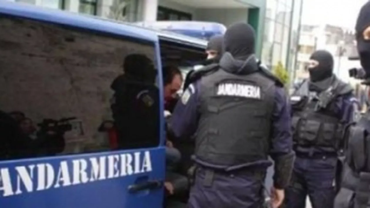 Polițiștii au reținut 12 persoane după perchezițiile efectuate în București și Giurgiu