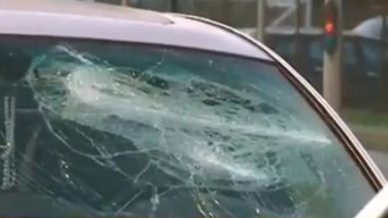 Incident în București: Un geam al unui troleibuz RATB a fost spart, fără ca nimeni să fie rănit