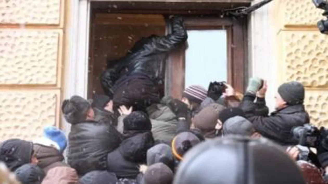 Protestele se extind în Ucraina: Localnicii din Cernăuți cer demisia secretarului Primăriei