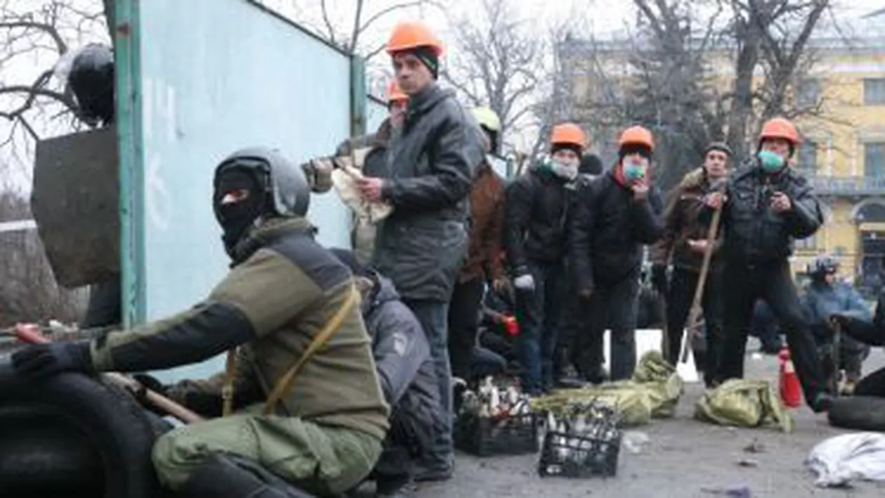 Echipă de filmare a Russia Today, blocată de manifestanți înarmați într-un hotel din centrul Kievului