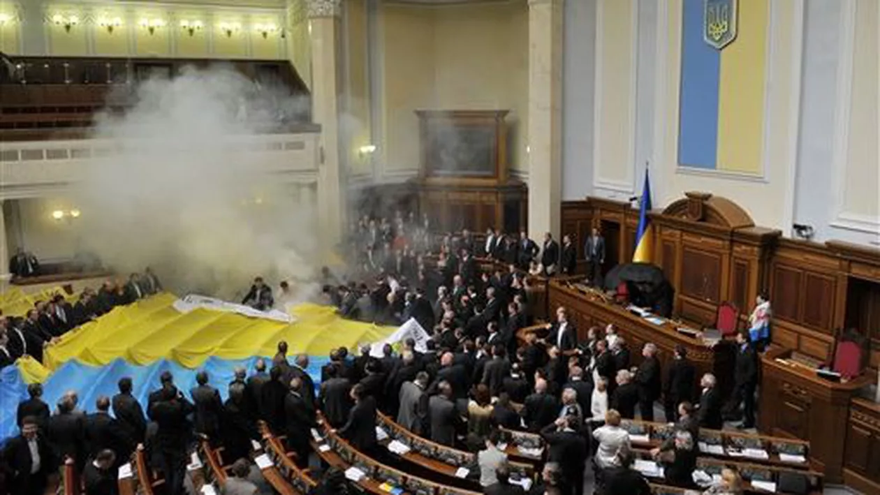 Bătăie în Parlamentul de la Kiev între deputaţii puterii şi cei ai opoziţiei