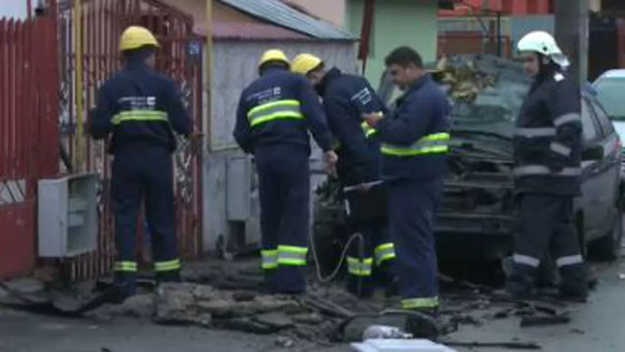 O explozie subterană a avut loc în cartierul Colentina din București: O mașină a fost distrusă