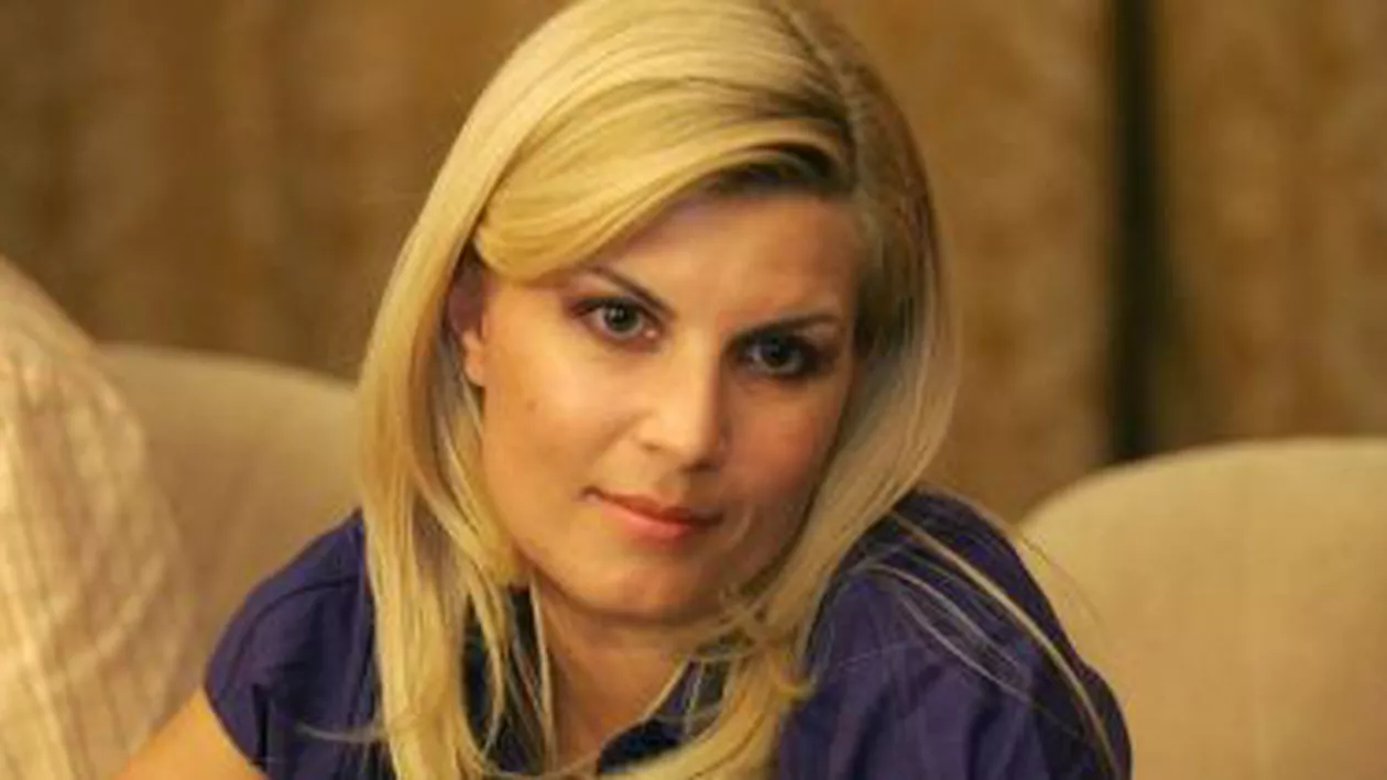Elena Udrea, primită la Craiova cu ”o paporniță cu praz” (FOTO)