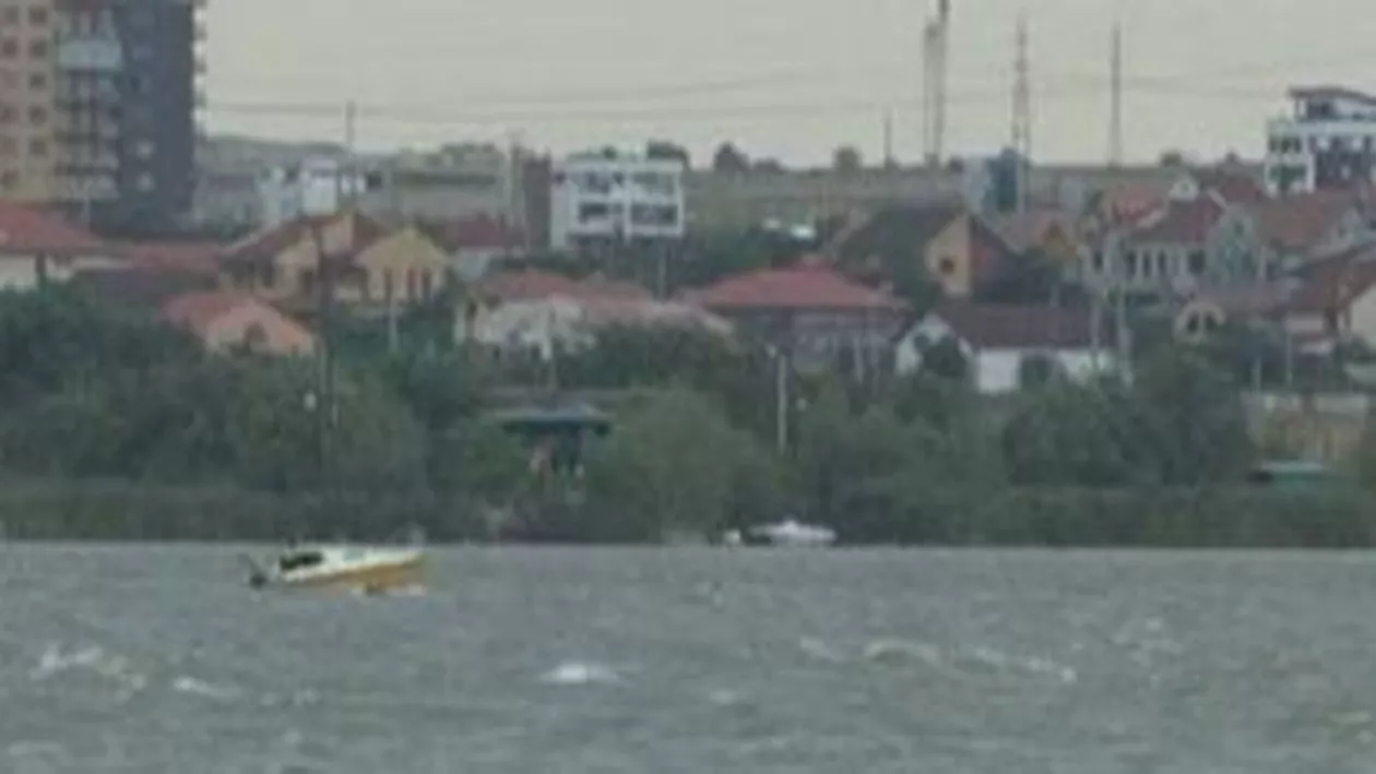 Vaslui: Adolescent găsit în stare gravă, cu hipotermie, într-o barcă plutind în derivă pe un lac