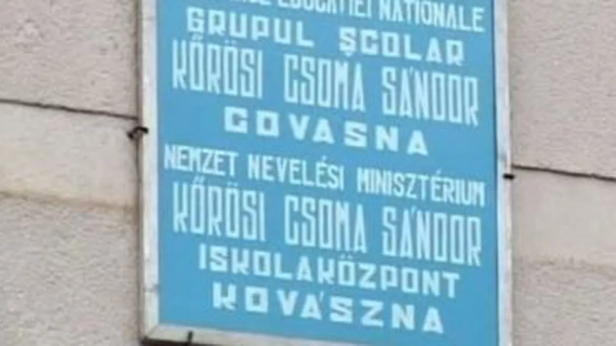 Elevii liceului Korosi din Covasna, obligați să poarte uniformă cu însemnele steagului secuiesc