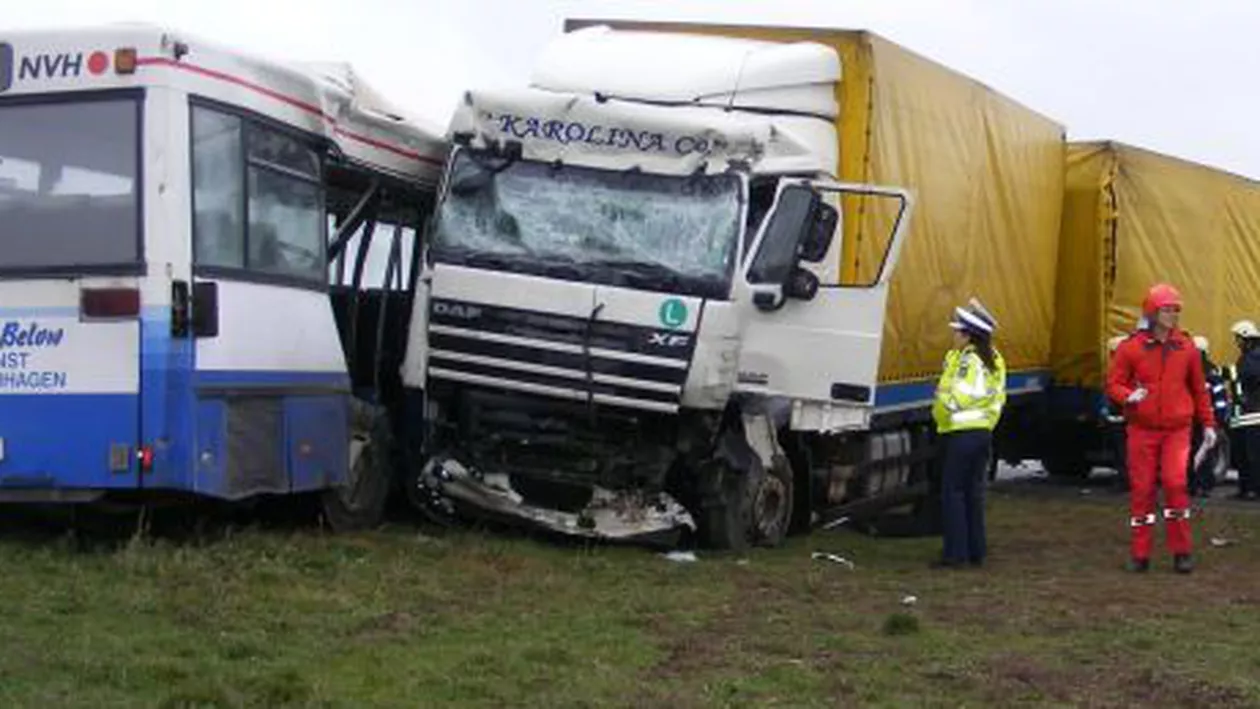 Arad: Trei răniți într-un accident în care a fost implicat un autobuz cu navetişti