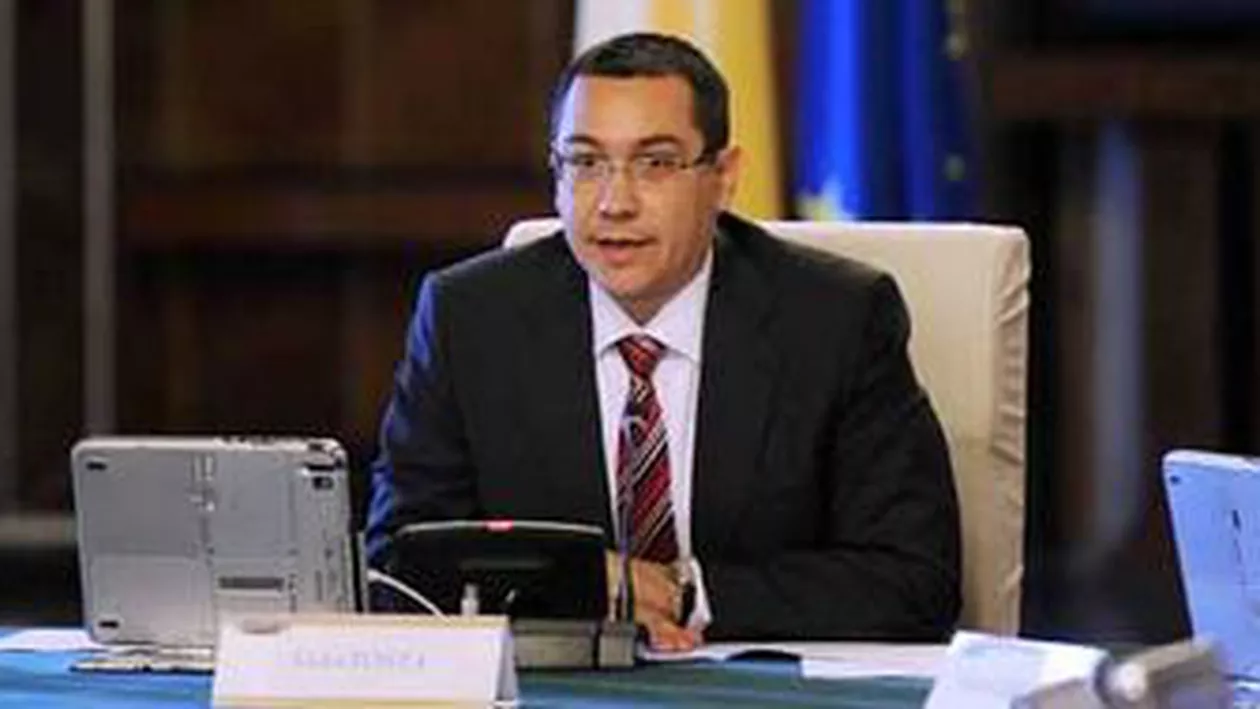 Victor Ponta discută cu doi dintre vicepremieri, înainte de votul din plen