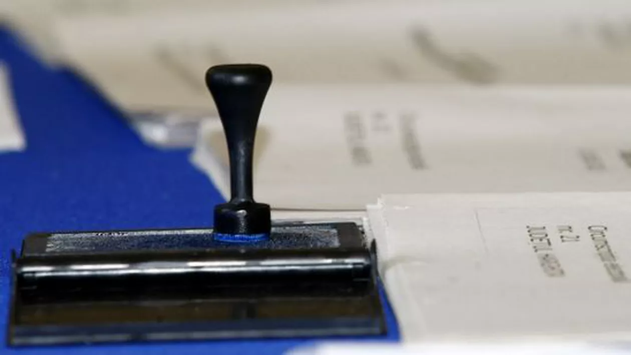 Mehedinţi: Închisoare cu executare pentru doi președinți de secții de votare la referendumul din 2012