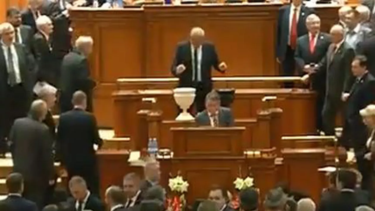 Guvernul Ponta 3 a trecut de Parlament. Ponta: „Sper ca de mâine să facem treabă bună împreună”
