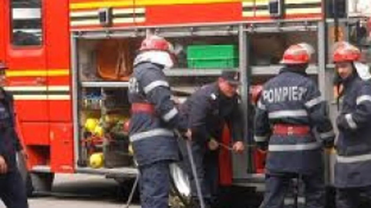 Explozie urmată de un incendiu într-un bloc din Medgidia: 12 persoane au fost rănite