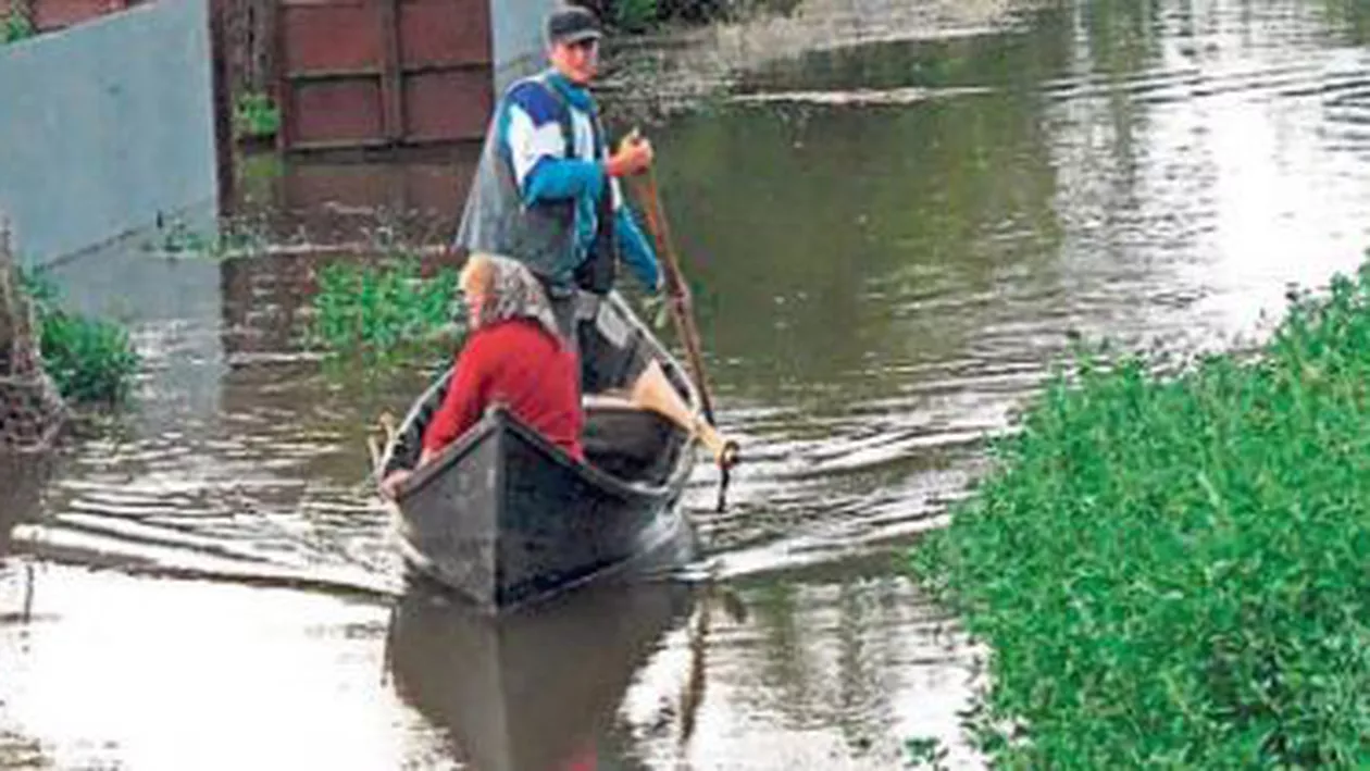 Codul galben de inundații pentru cinci bazine hidrografice, prelungit până joi