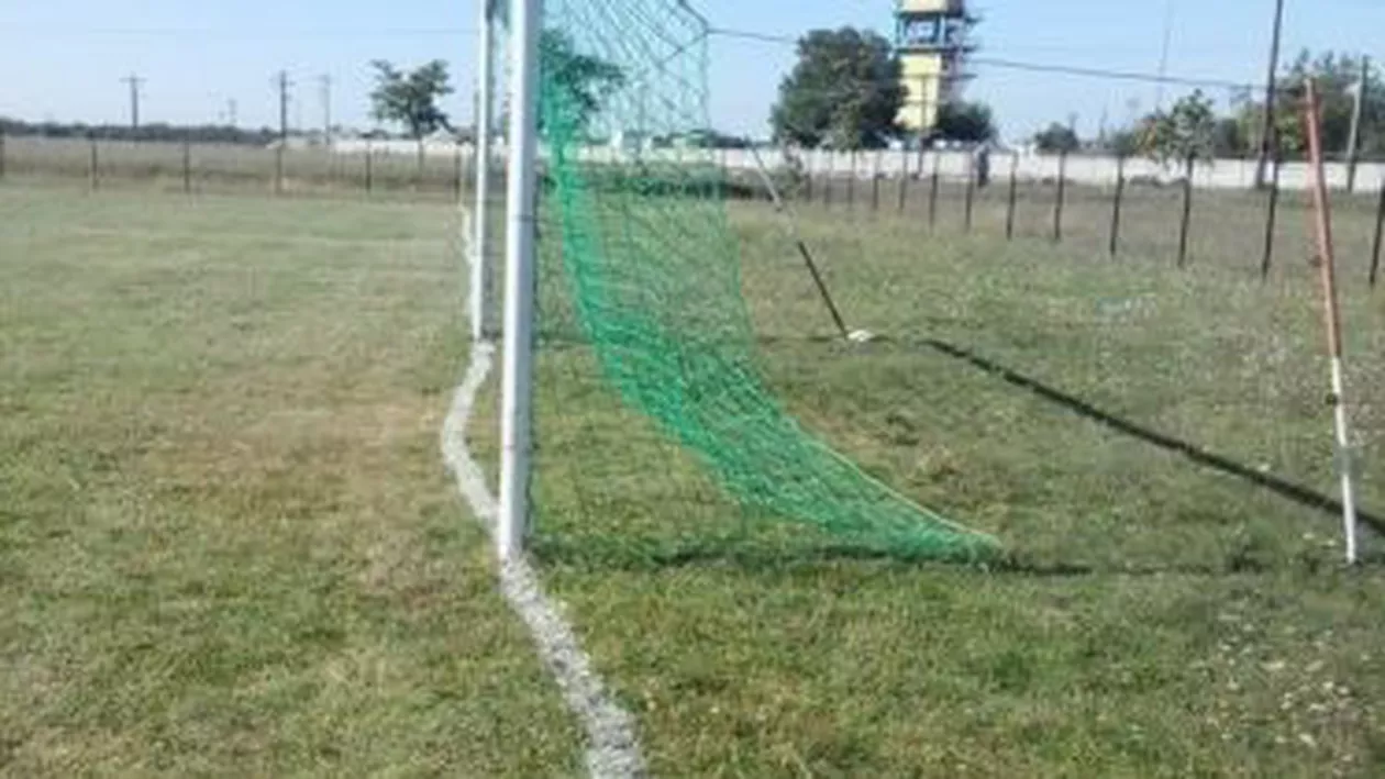 Efectele alcoolului: Cum a marcat un teren de fotbal un îngrijitor din Timişoara (FOTO)