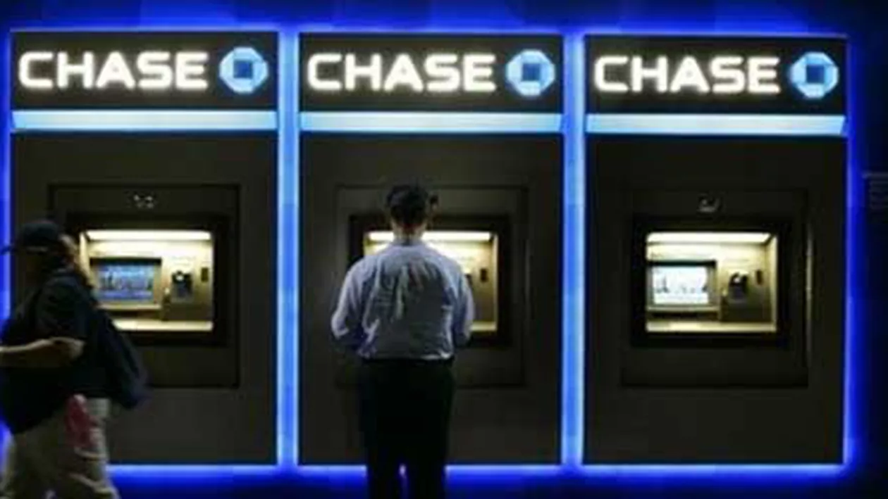 SUA: Doi români, arestaţi pentru fraude la ATM-ul unei bănci Chase din New York