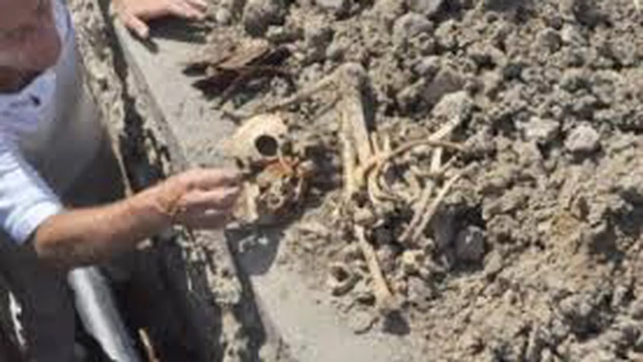 Deva: Oseminte umane, descoperite în curtea Muzeului Civilizaţiei Dacice şi Romane