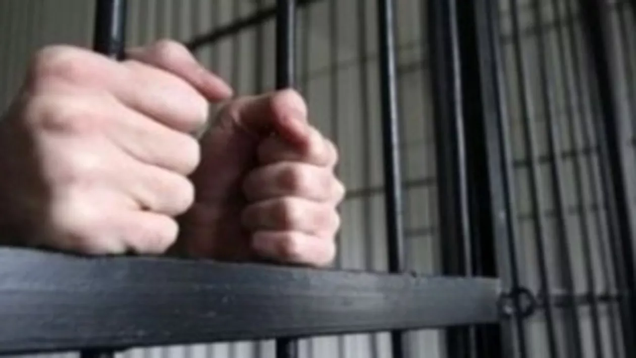 Un deţinut de la Penitenciarul Iași a încercat să se sinucidă înfigându-şi un cui în zona inimii