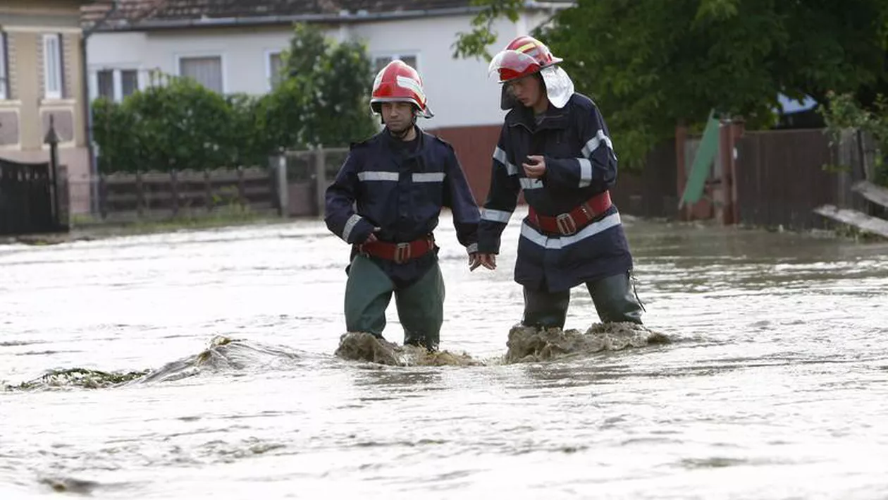 Sute de gospodării, inundate de ploi în județele Olt și Dolj: Zeci de persoane, evacuate din calea apelor (VIDEO)