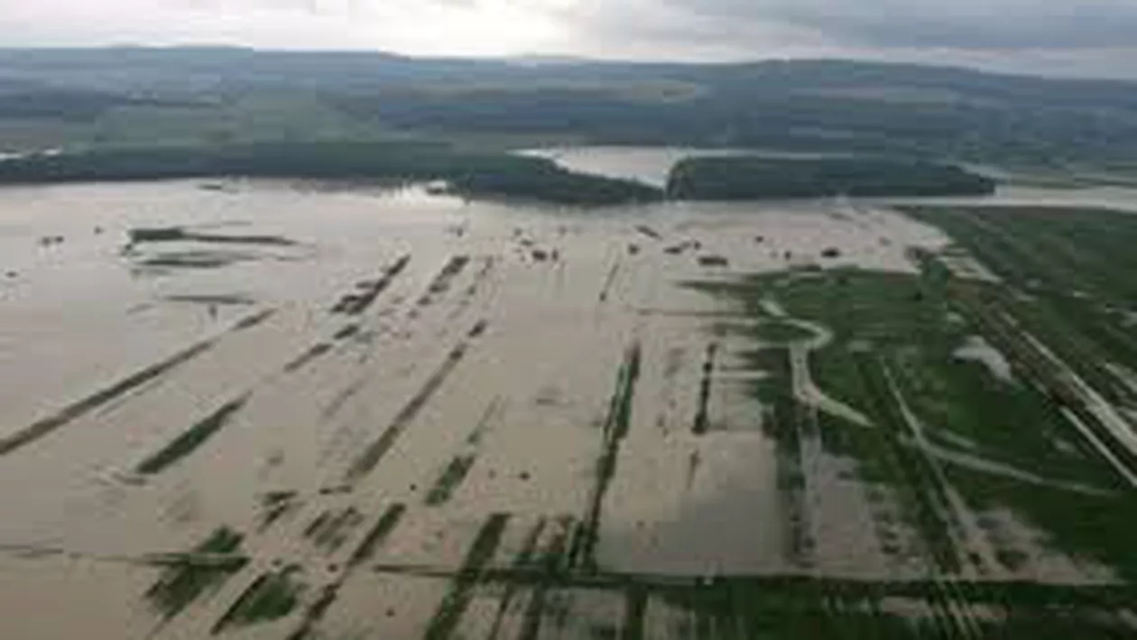 Peste 800 de hectare de teren arabil și opt curți din Olt sunt încă afectate de inundații